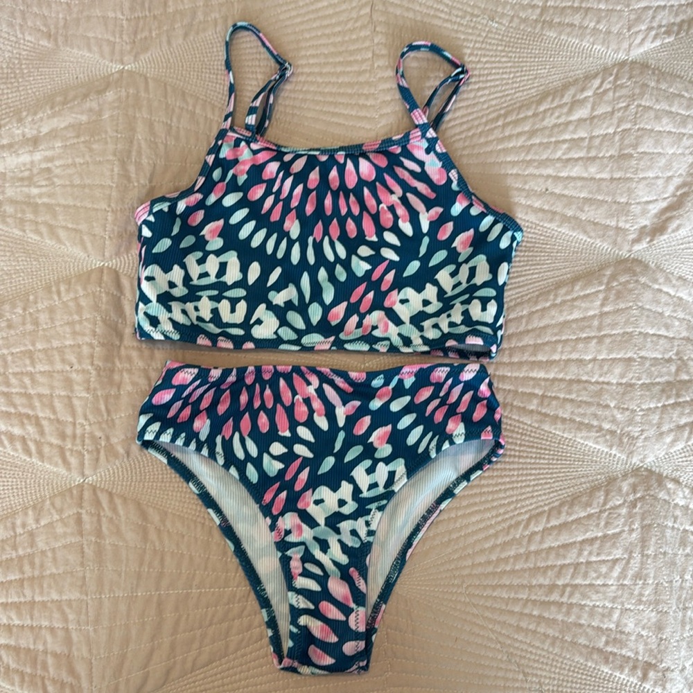 Three piece swimsuit, like new. Size 8-10.